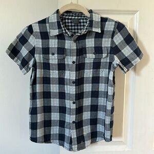 Boys button up top